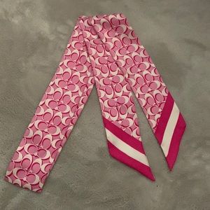 😊😍😊NWOT Coach %100 silk scarf 🧣!